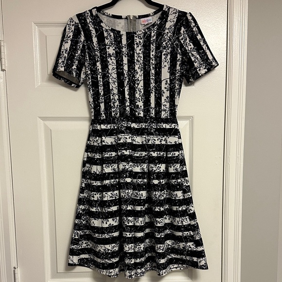 LuLaRoe Dresses & Skirts - LuLaRoe Black & White Midi Dress – Short Sleeve, Stylish & Versatile